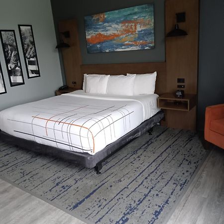 La Quinta Inn & Suites By Wyndham Bardstown Exteriör bild